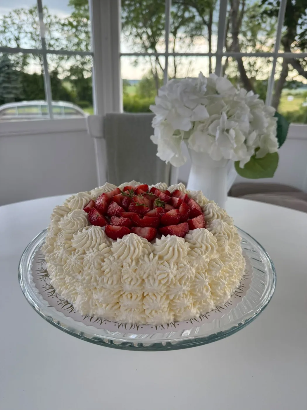 Gräddtårta med grädde och färska jordgubbar
